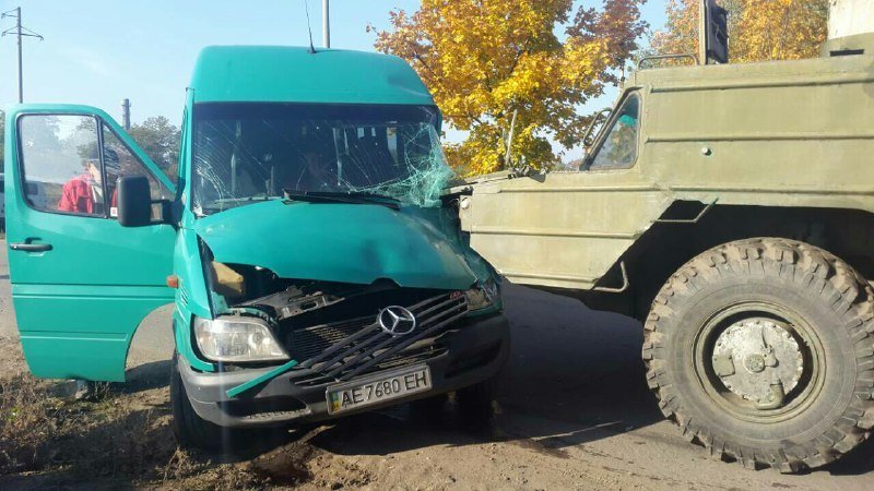Возле Днепра военная техника столкнулась с маршруткой: пострадали три человека 1