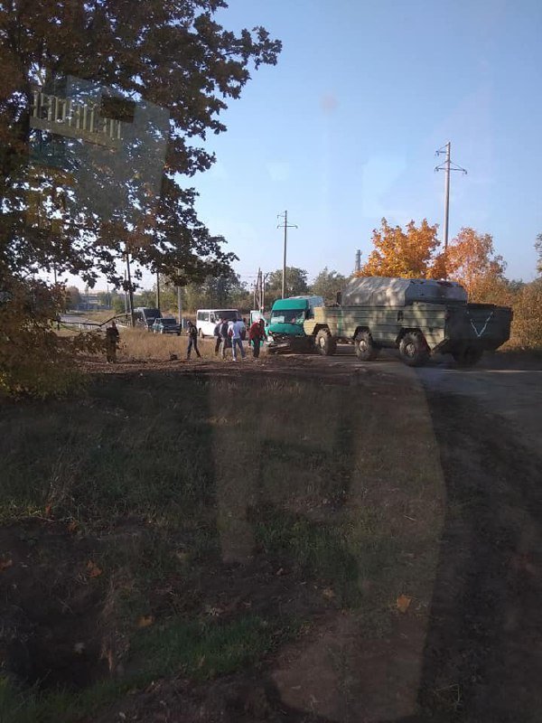 Возле Днепра военная техника столкнулась с маршруткой: пострадали три человека 3