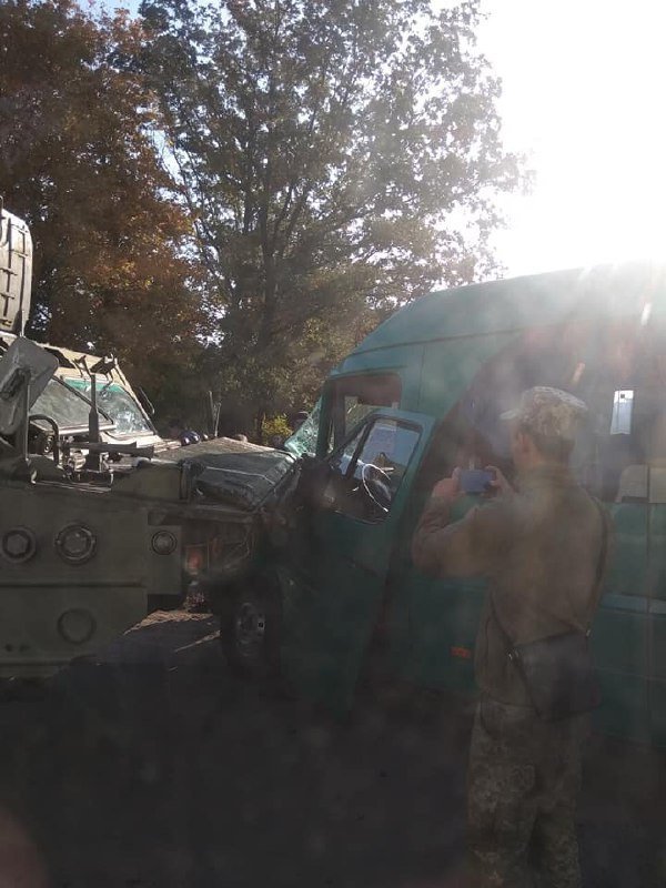 Возле Днепра военная техника столкнулась с маршруткой: пострадали три человека 4