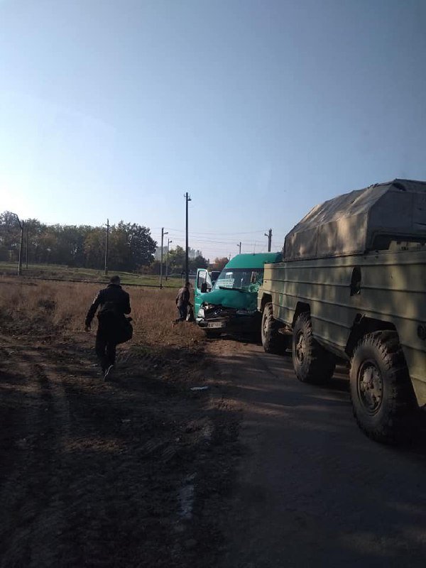 Возле Днепра военная техника столкнулась с маршруткой: пострадали три человека 6