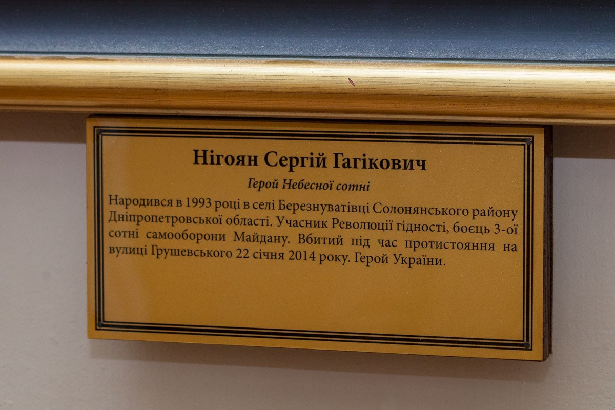 Каждый портрет подписан