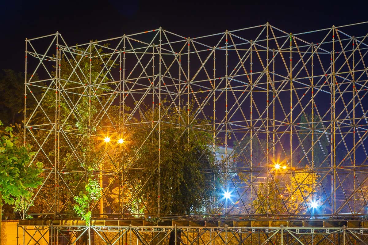 На сегодняшний день рабочие подготавливают сцену, которая составит 27 метров в длину На сегодняшний день рабочие подготавливают сцену, которая составит 27 метров в длину