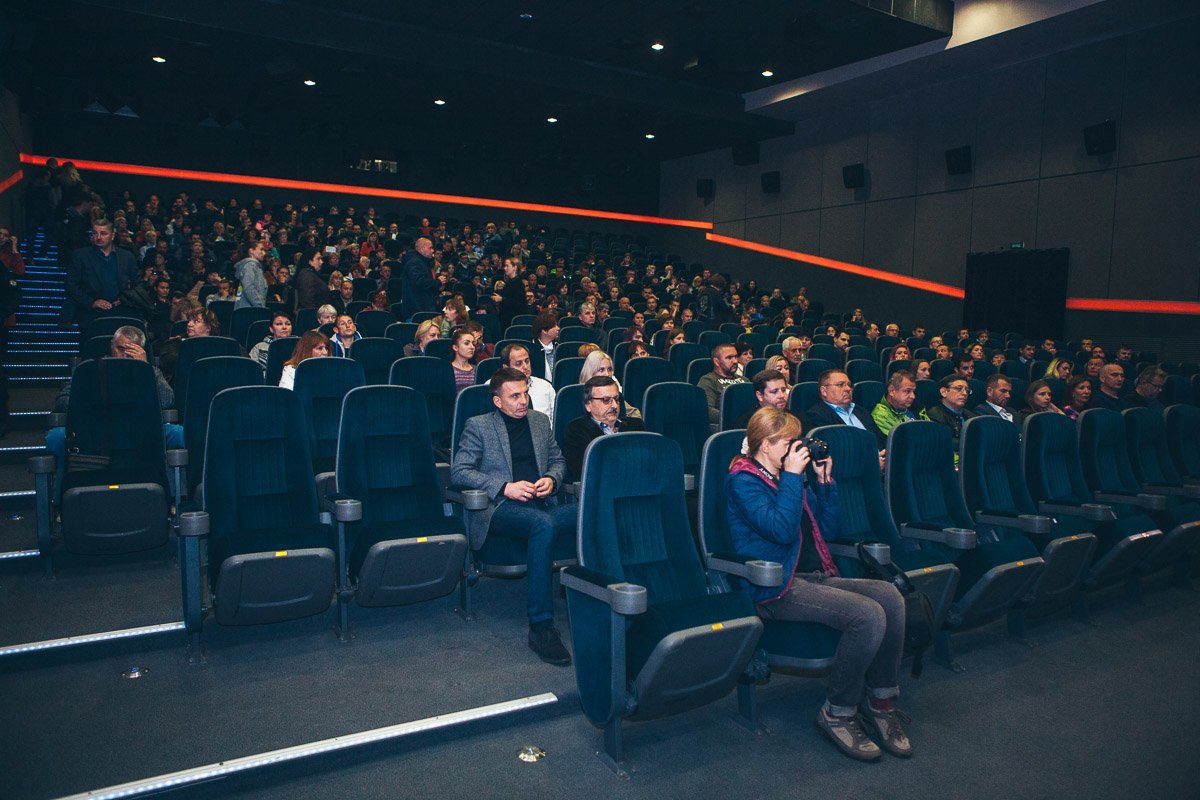 Сфоткали зал, когда он только наполнялся... Сфоткали зал, когда он только наполнялся...