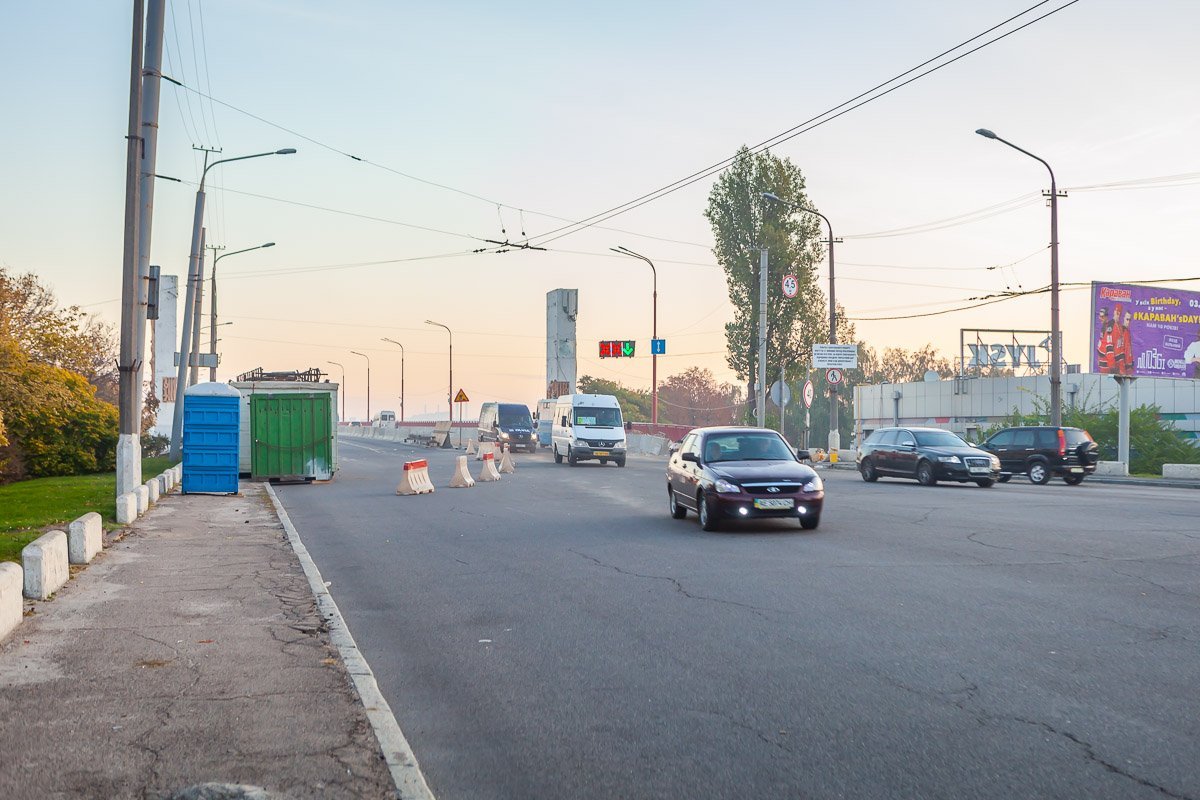 На мосту закончили наносить разметку и перевесили реверсивные светофоры На мосту закончили наносить разметку и перевесили реверсивные светофоры