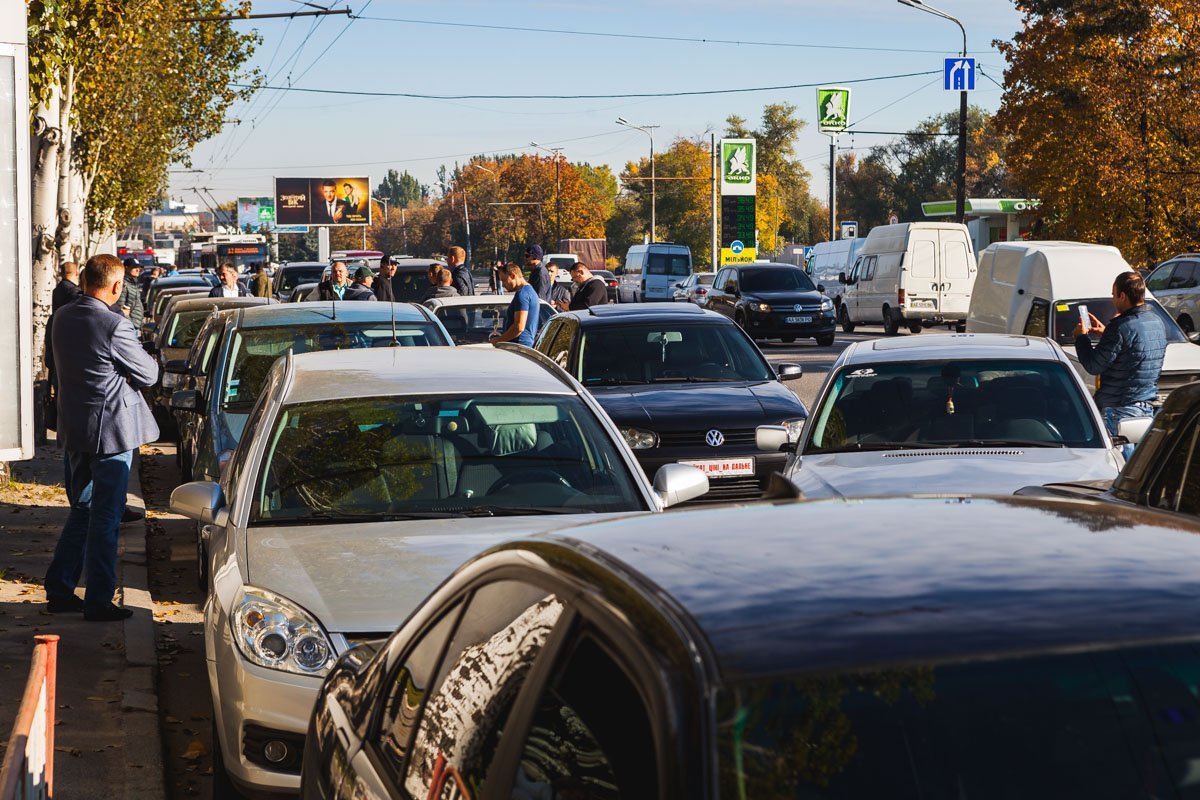 В связи с бойкотом на Набережной Победы было затруднено движение транспорта В Днепре на Победе десятки автомобилей перекрыли дорогу: что происходит 2