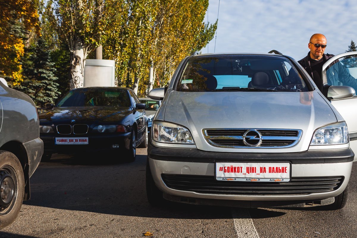 В поддержку акции автомобилисты остановились на проезжей части и начали сигналить В Днепре на Победе десятки автомобилей перекрыли дорогу: что происходит 4
