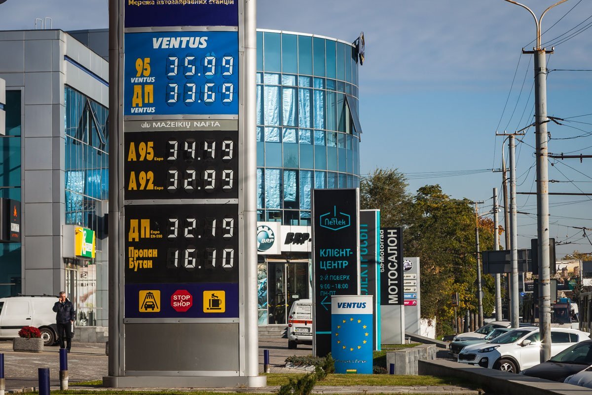 По ценам на заправке, рядом с которой проходит байкот, наглядно видно, что происходит с ценами на топливо в Украине В Днепре на Победе десятки автомобилей перекрыли дорогу: что происходит 5