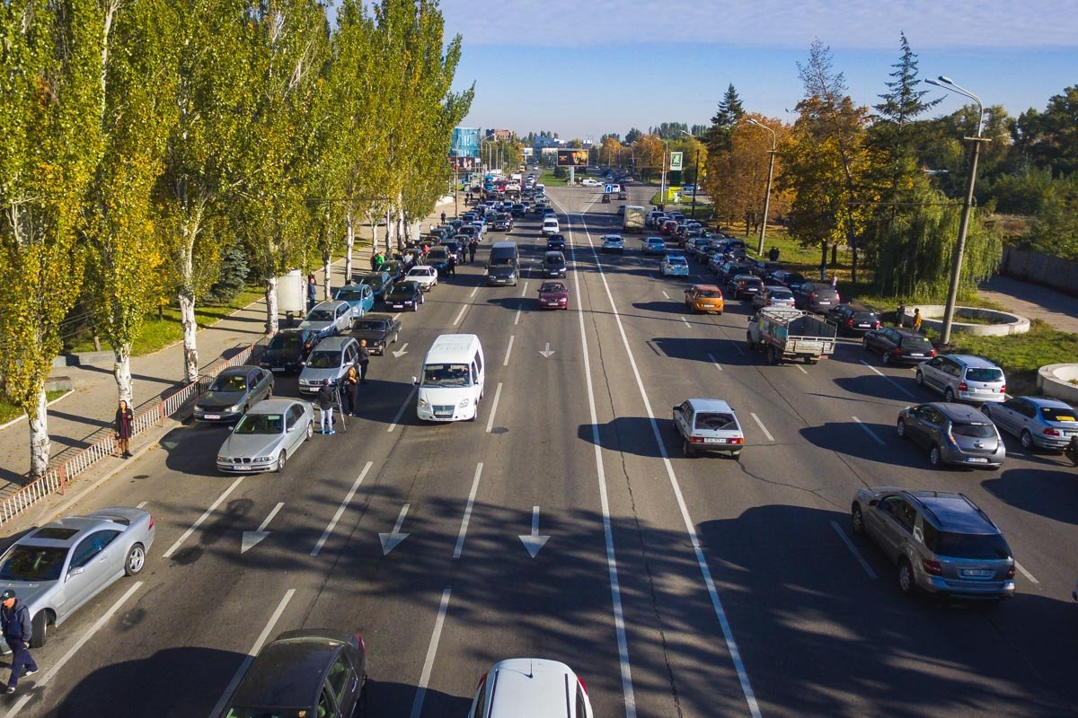 В связи с байкотом временно было парализовано движение троллейбусов В Днепре на Победе десятки автомобилей перекрыли дорогу: что происходит 6