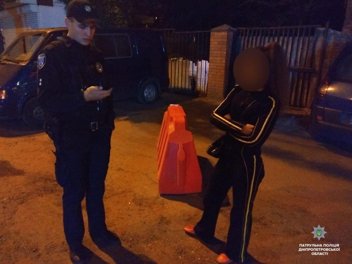 Возникает лишь один вопрос: зачем женщине дорожный знак? Возникает лишь один вопрос: зачем женщине дорожный знак?