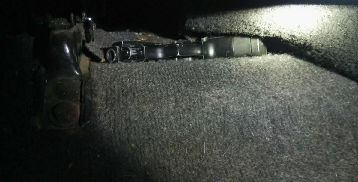 Пистолет лежал в машине под правым сидением 