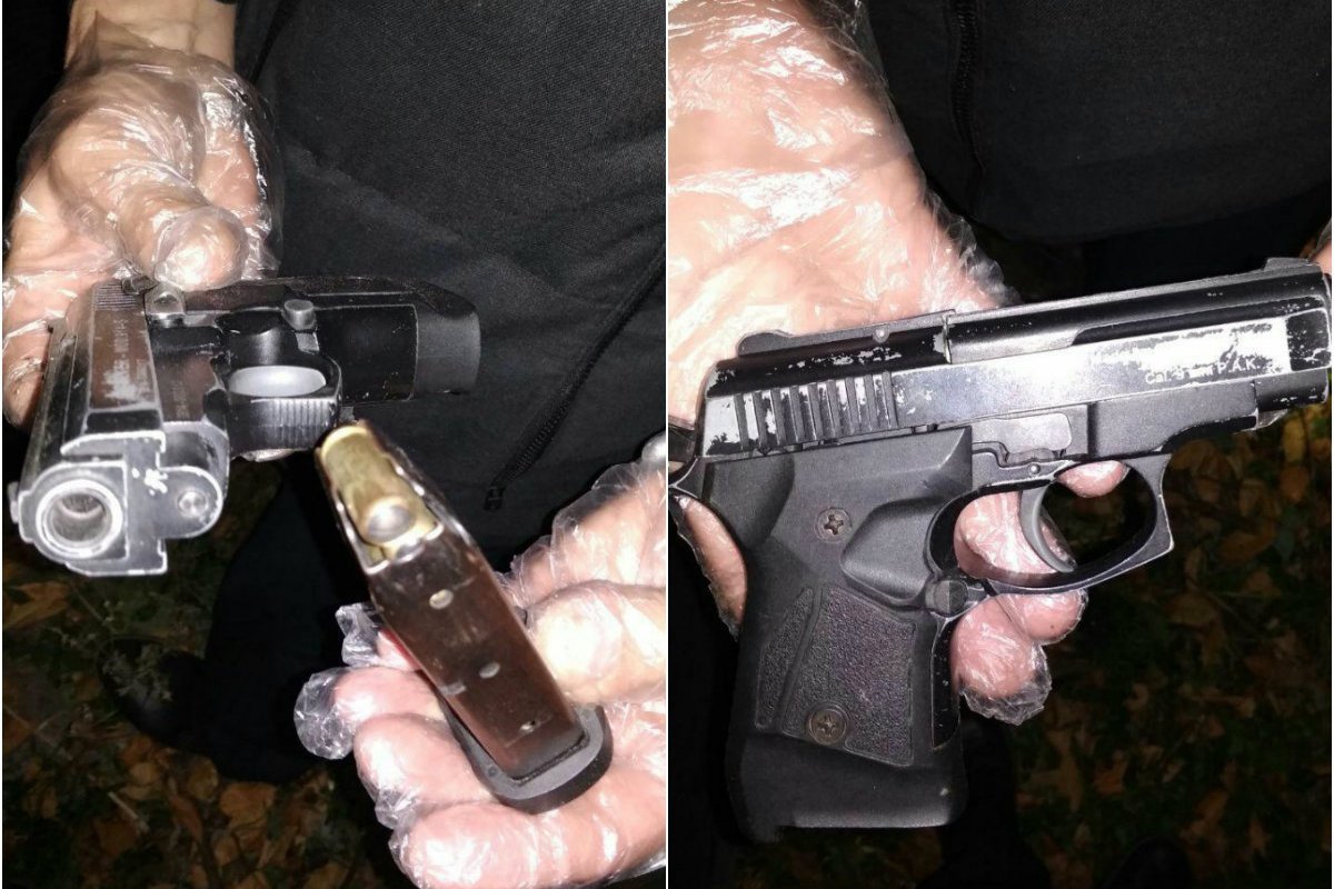 Патрон был в патроннике, а курок - взведен