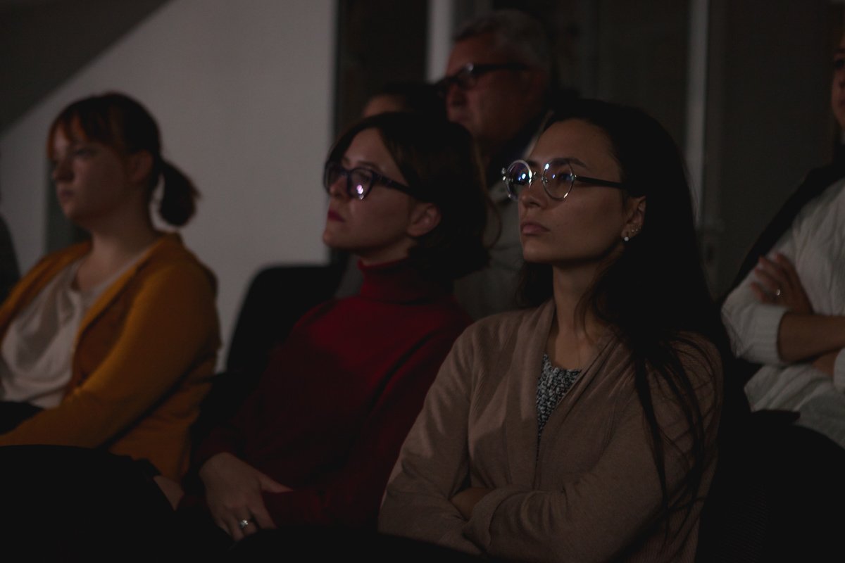 Зрители внимательно смотрели картину