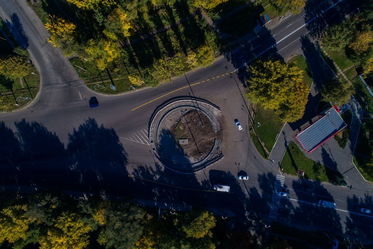 Судя по следам, периодически здесь кто-то работает Судя по следам, периодически здесь кто-то работает