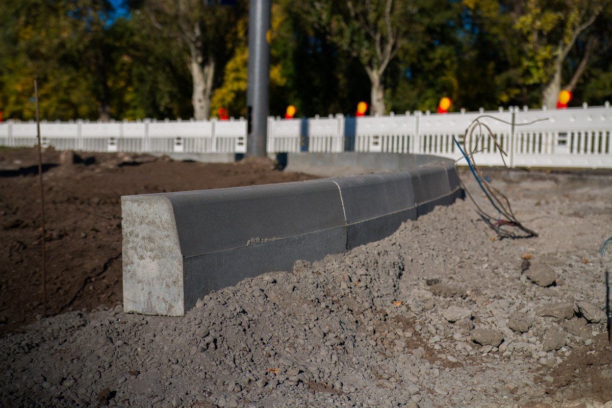 Вокруг нового кольца положили бордюрный камень Вокруг нового кольца положили бордюрный камень