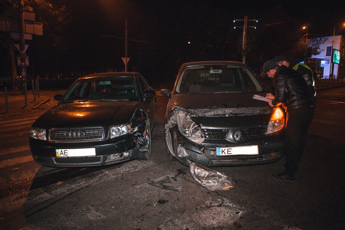 Столкнулись Audi и Renault такси Uber Столкнулись Audi и Renault такси Uber