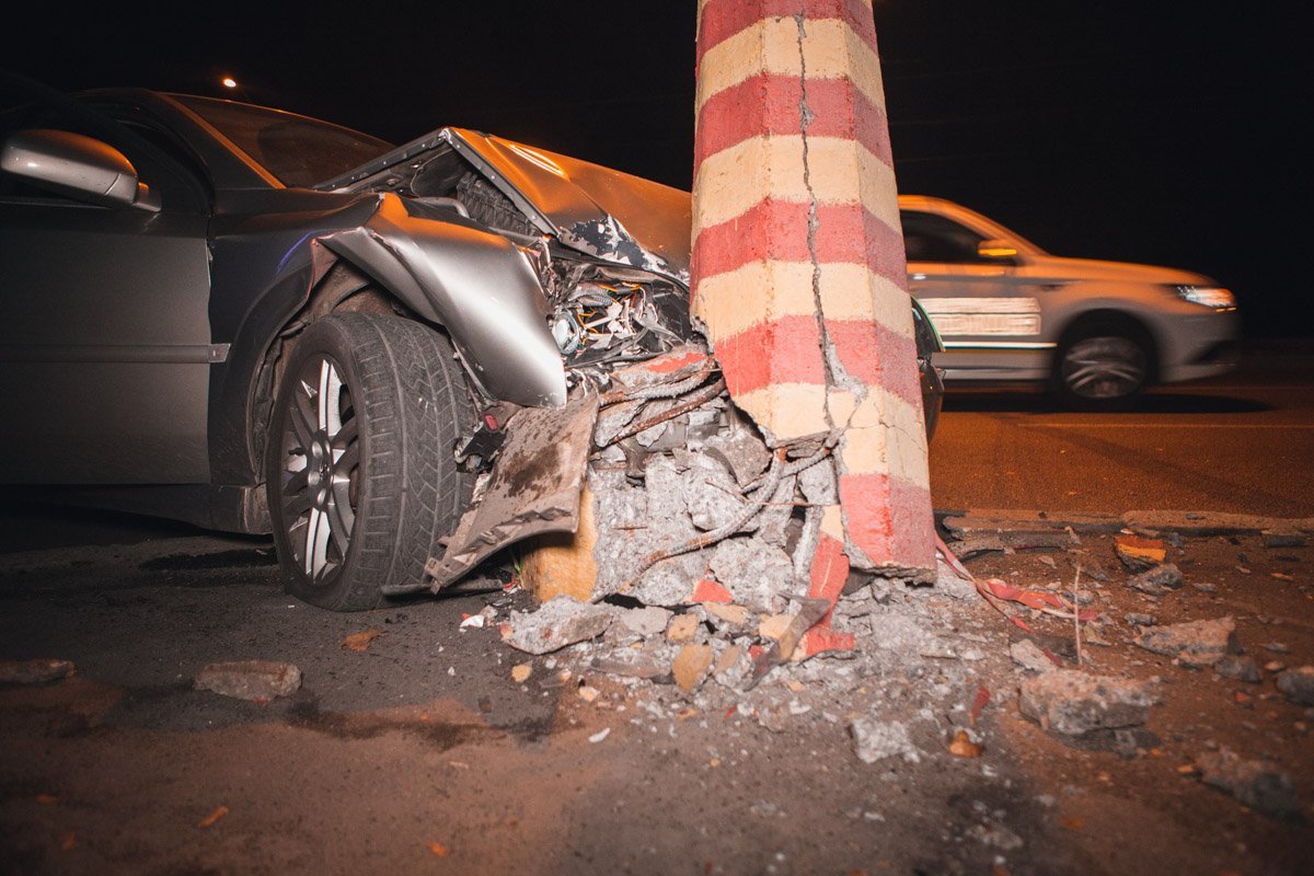 На проспекте Богдана Хмельницкого Opel влетел в электроопору