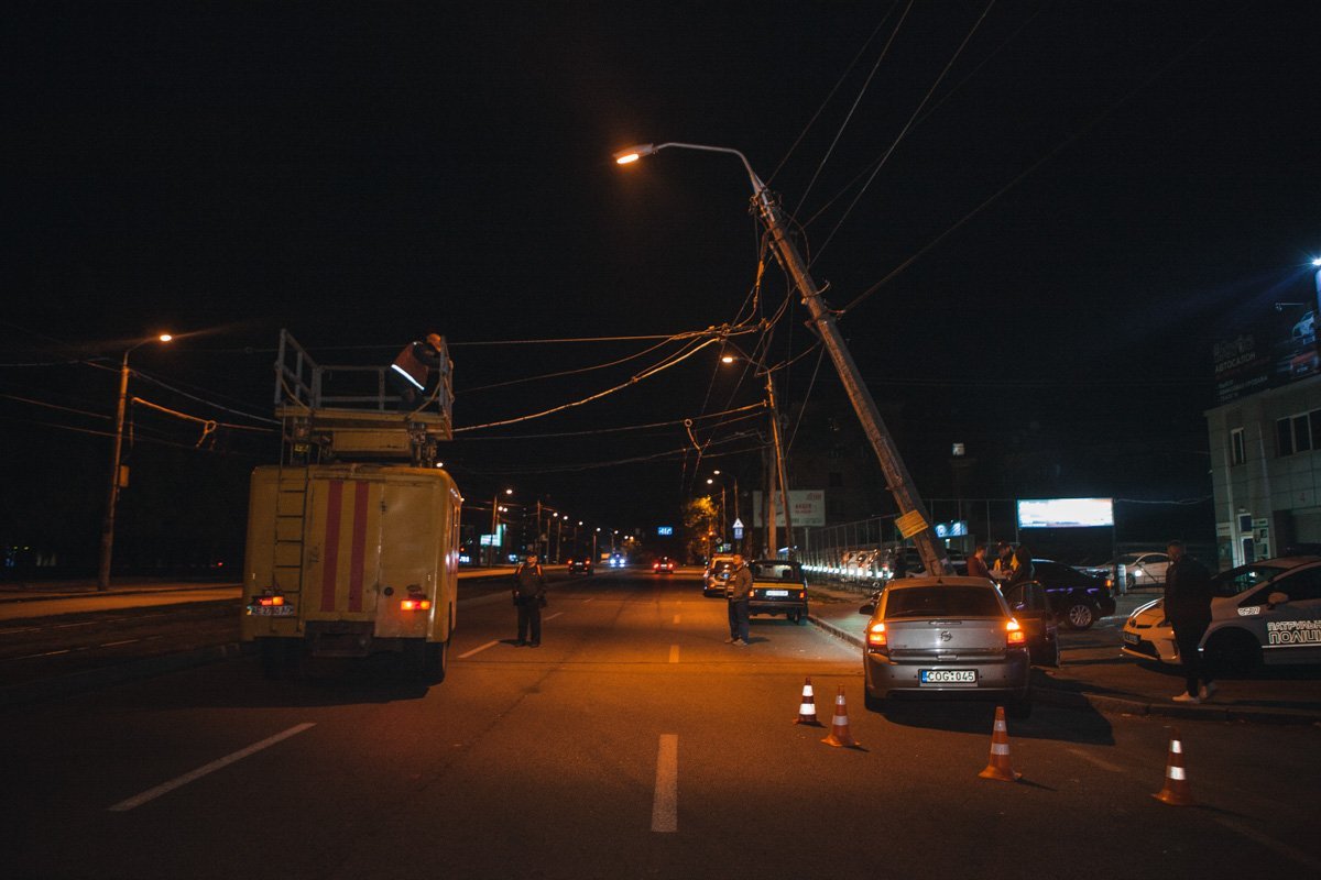 Бетонная конструкция накренилась, потянув за собой провода