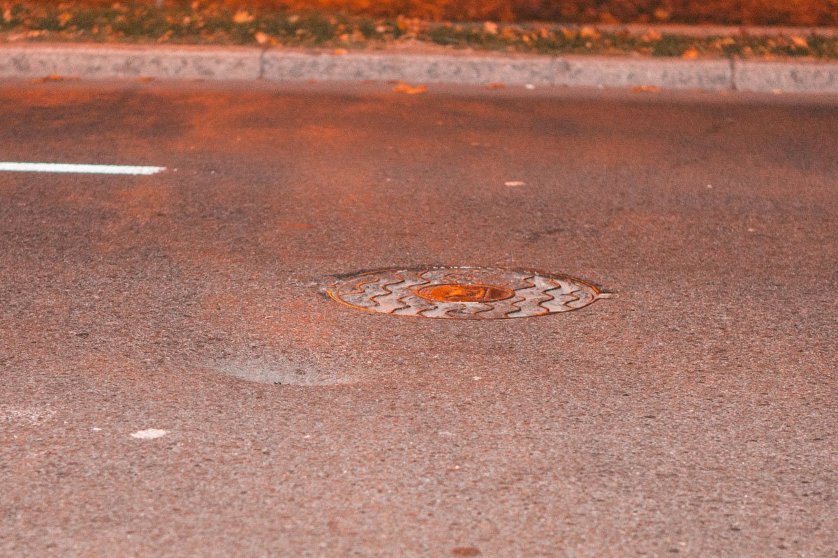 Яма выглядит небольшой, но ее глубина внушительная Яма выглядит небольшой, но ее глубина внушительная