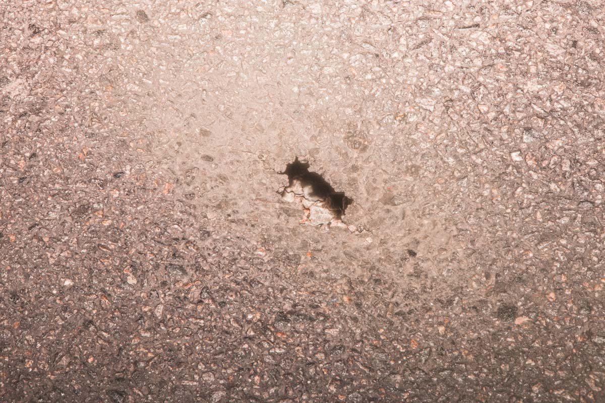 Место, где начал разрушаться асфальт, практически не видно Место, где начал разрушаться асфальт, практически не видно