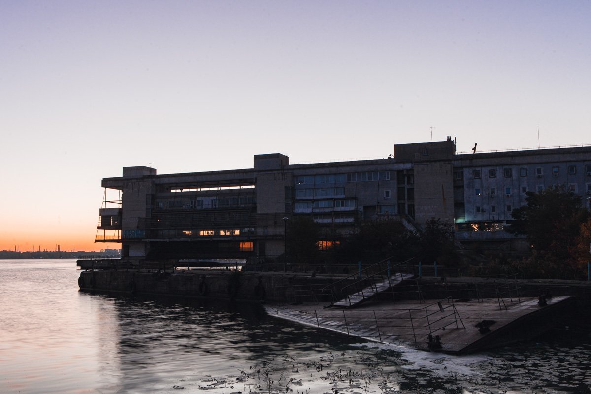 Черная вода Днепра превратилась в зеркальную гладь Черная вода Днепра превратилась в зеркальную гладь