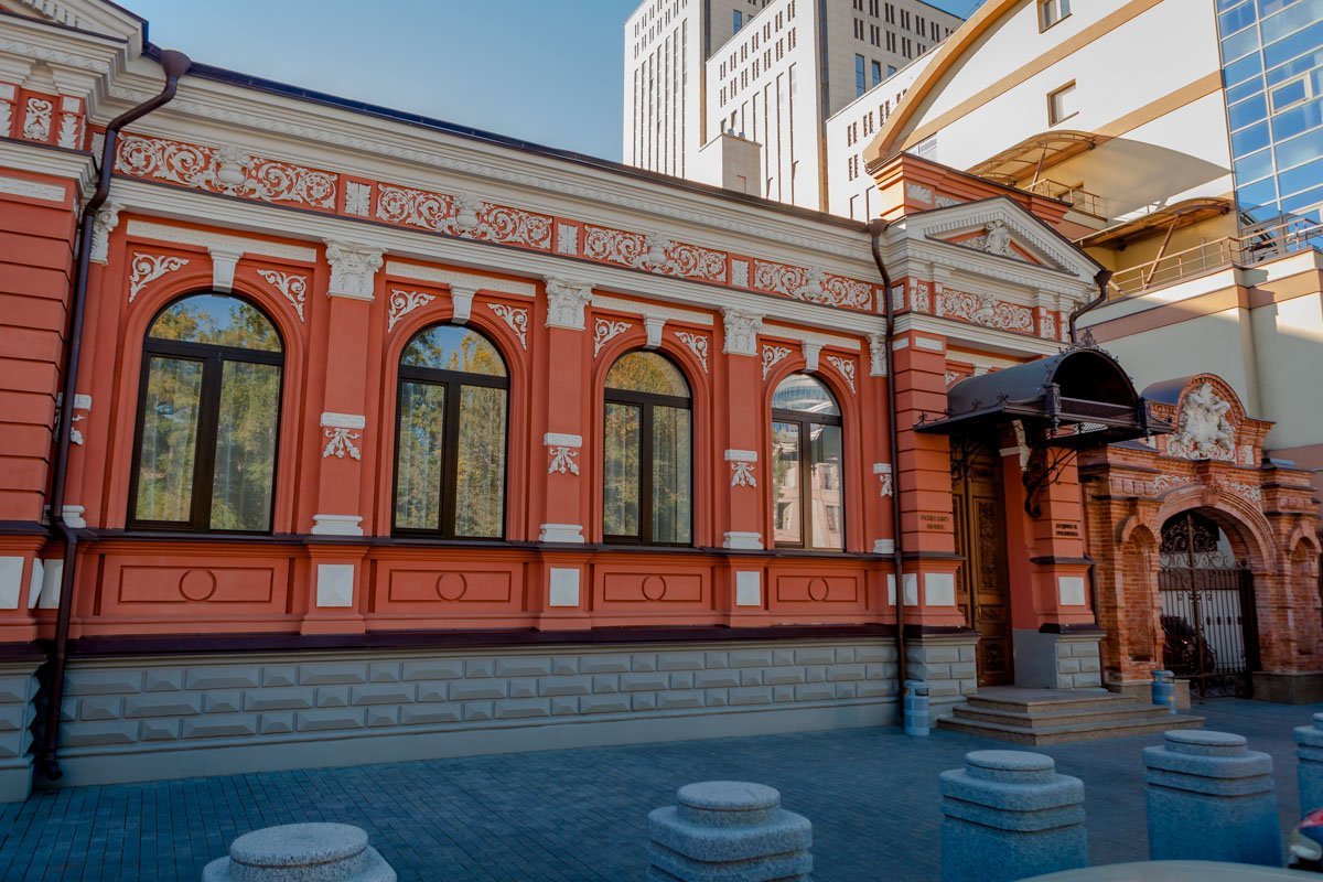 Один из некогда роскошных особняков скромно стоит на площади Демьяна Бедного Один из некогда роскошных особняков скромно стоит на площади Демьяна Бедного