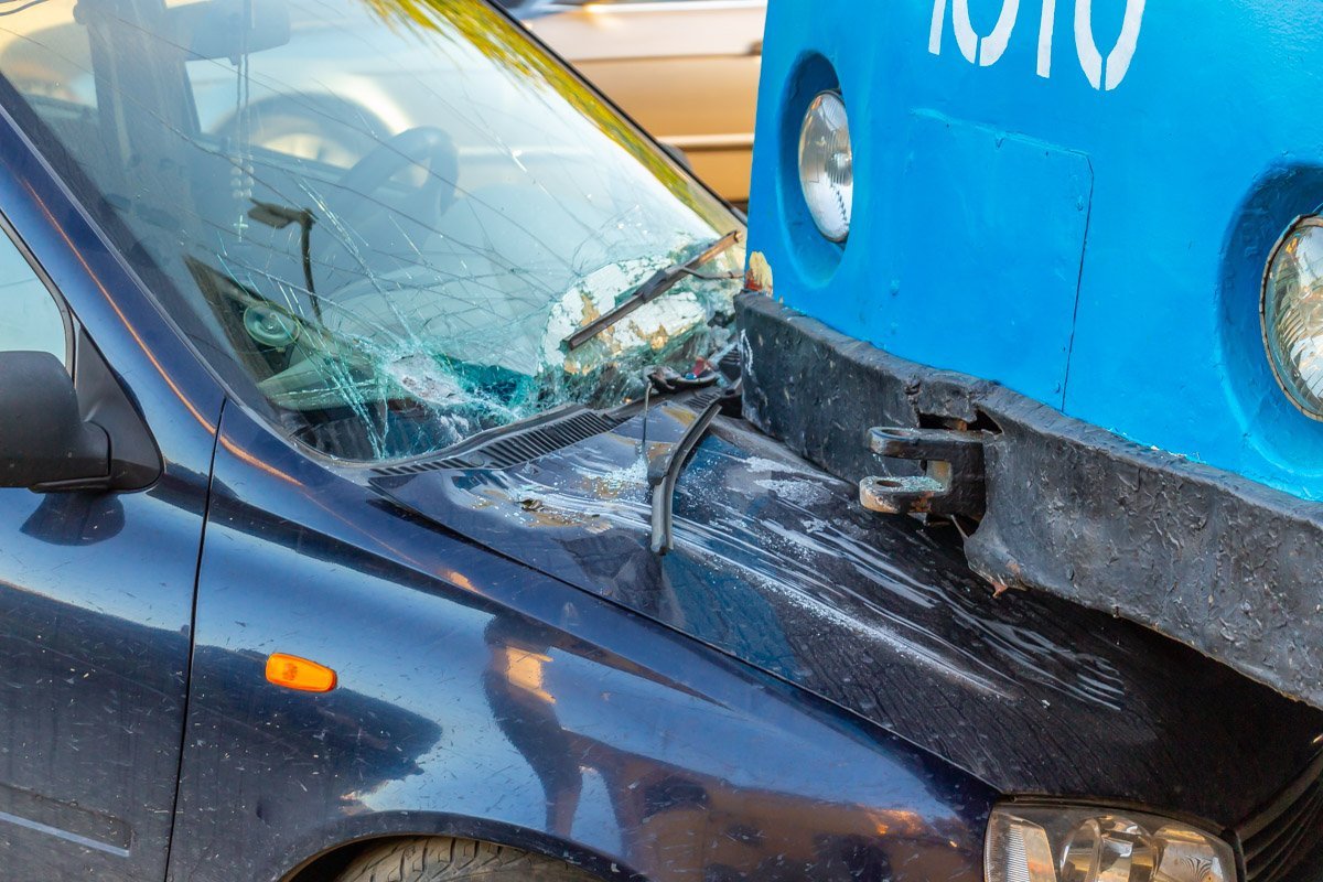 Столкнулись 19-й трамвай и Lada