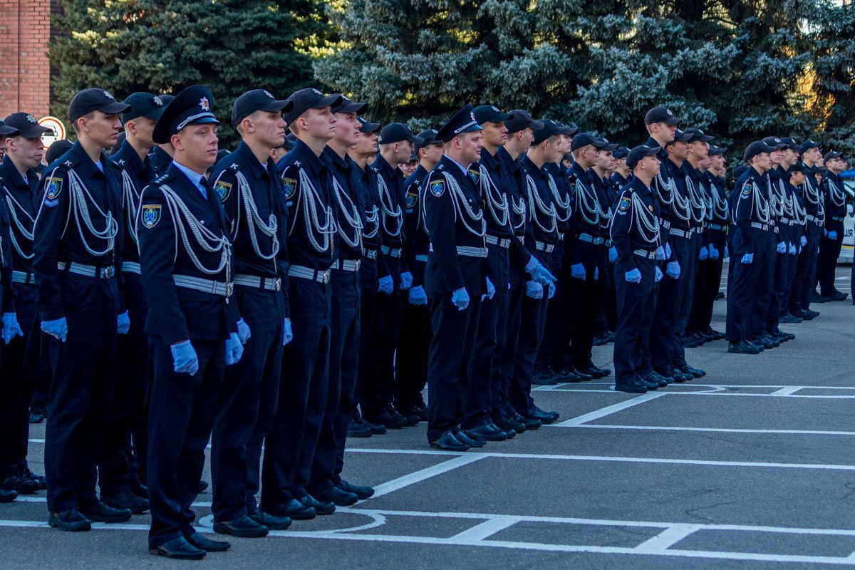 Во дворе Днепропетровского УВД курсанты-первокурсники приняли присягу сотрудника полиции