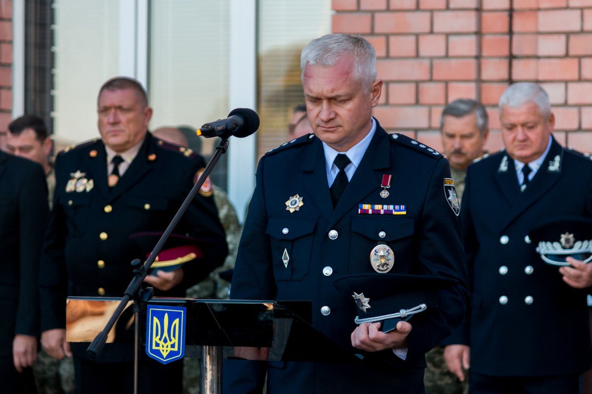 Чтобы почтить память погибших при исполнении полицейских, пришедшие выдержали минуту молчания