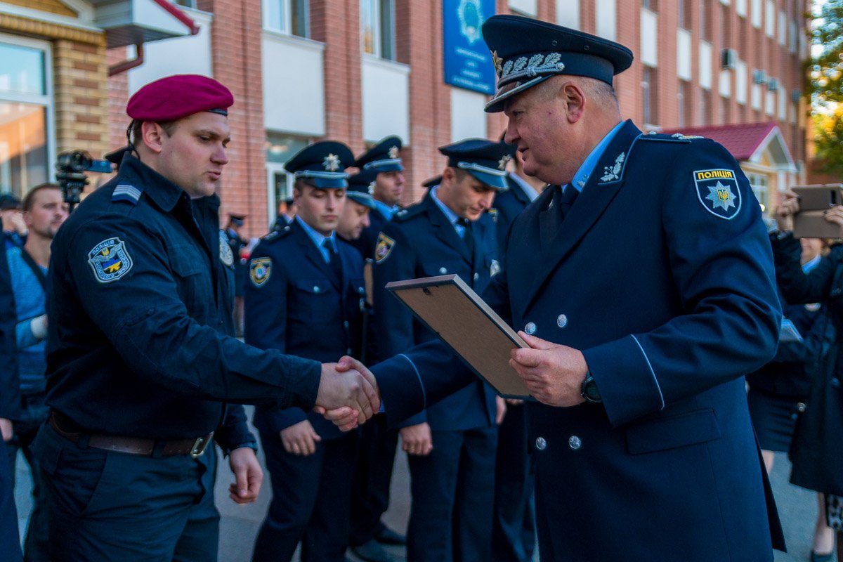 Ко Дню защитника Украины Виталий Глуховеря вручил награды за особые заслуги действующим сотрудникам разных структур полиции