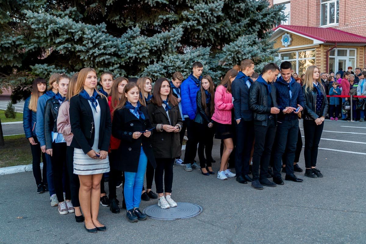 Старшеклассники разных школ Днепра приняли клятву члена добровольной общественной организации «Ассоциация молодых правоохранителей»