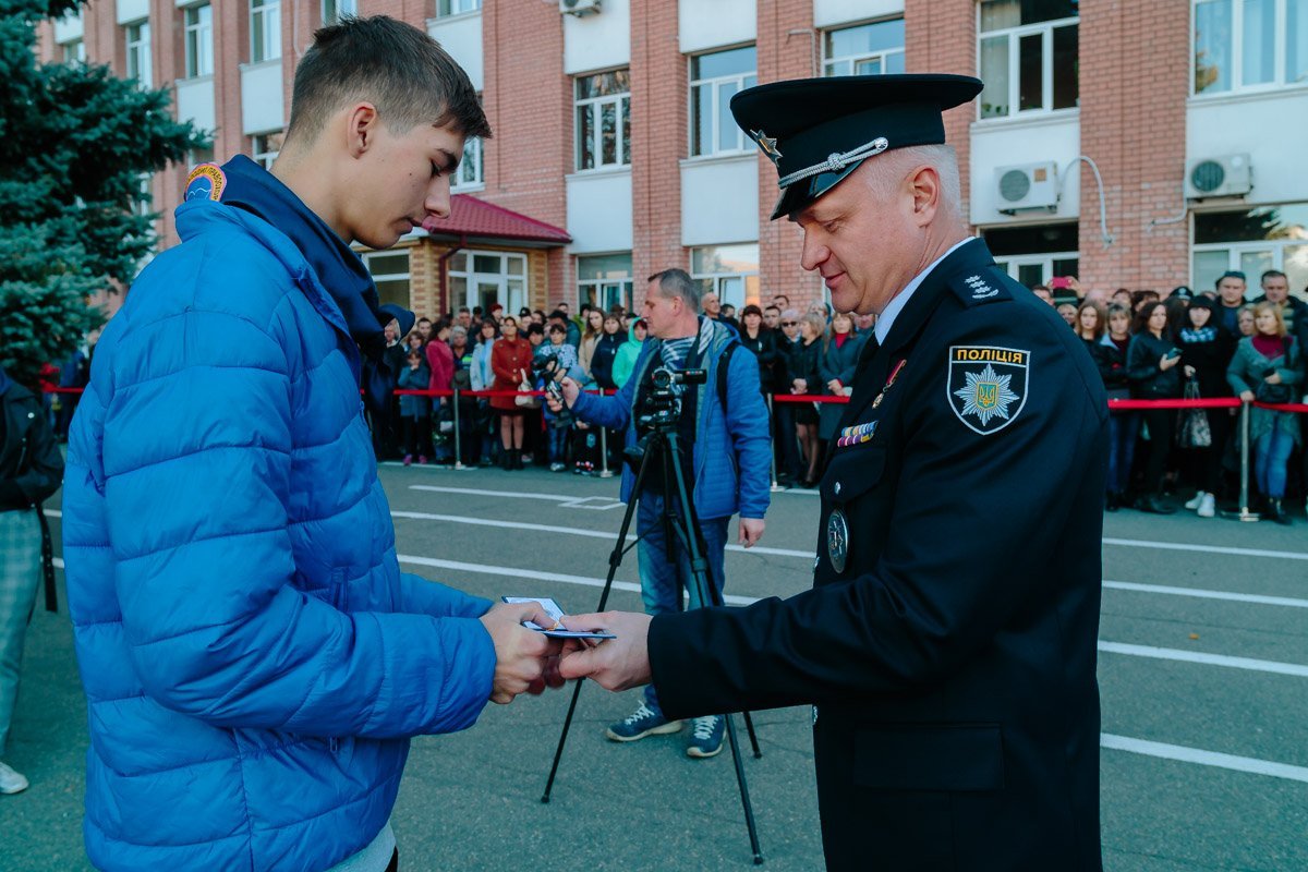 Ректор университета внутренних дел Евгений Фоменко вручил детям свидетельства