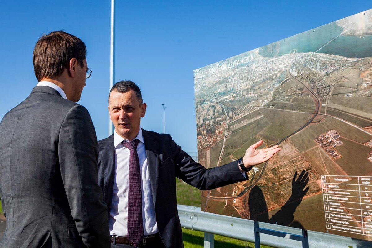 Владимир Омелян оценил не только отремонтированную трассу на Запорожье, а и путепровод