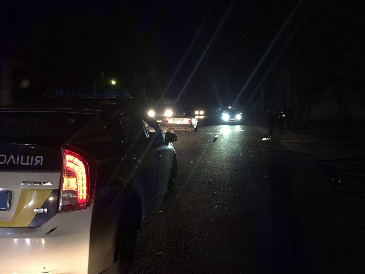 Автомобиль Opel службы доставки ресторанов Mafia сбил двоих мужчин Автомобиль Opel службы доставки ресторанов Mafia сбил двоих мужчин