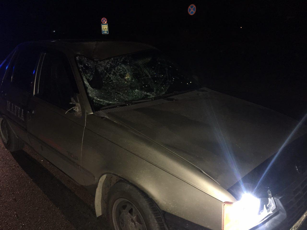 Основной удар пришелся на лобовое стекло Основной удар пришелся на лобовое стекло