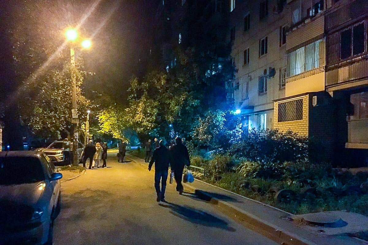 Мужчина угрожал соседской девочки пистолетом Мужчина угрожал соседской девочки пистолетом