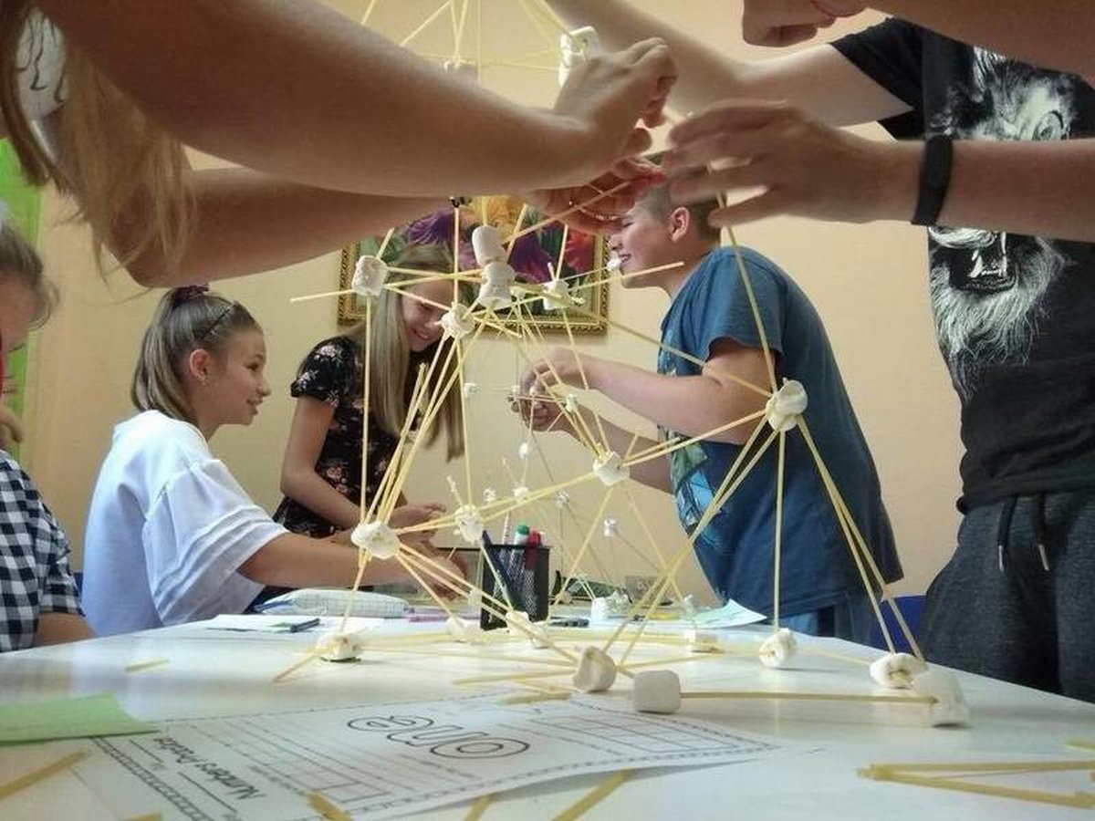 Тренинг для подростков "Выбираем профессию осознанно" width="1200" height="900"> Тренинг для подростков "Выбираем профессию осознанно"</p><p><strong>Где: </strong><a>проспект Гагарина, 21.</a></p><p><strong>Когда: </strong>10:00.</p><p><strong>Телефон: </strong>(067) 966 8626.</p><p></p><p style="text-align: center;"><strong>21 октября</strong></p><p></p><p style="text-align: center;"><strong>Playback театр</strong></p><p>Идея создать Playback театр в Центре искусств "Образ" родилась после показа выпускников курса Школы импровизации. Актеры Playback театра - это не просто актеры, это одновременно и режиссеры, драматурги и хореографы, психологи и, конечно же, единая команда, единый организм. На занятиях организаторы предлагают сосредоточиться на работе над голосом, телом, воображением - это база актерского мастерства актера. Особое внимание будет уделяться развитию чувствовать - себя, партнера, рассказчиков и их историй. А также оттачивание скорости реакции, памяти, внимания, командной работы и, конечно же, мастерство импровизации.</p><p><img class="size-full wp-image-179164" src="https://cdn.informator.ua/@dp/media/dnipro/2022/08/07/62ef8ee3becc0.jpg" alt=