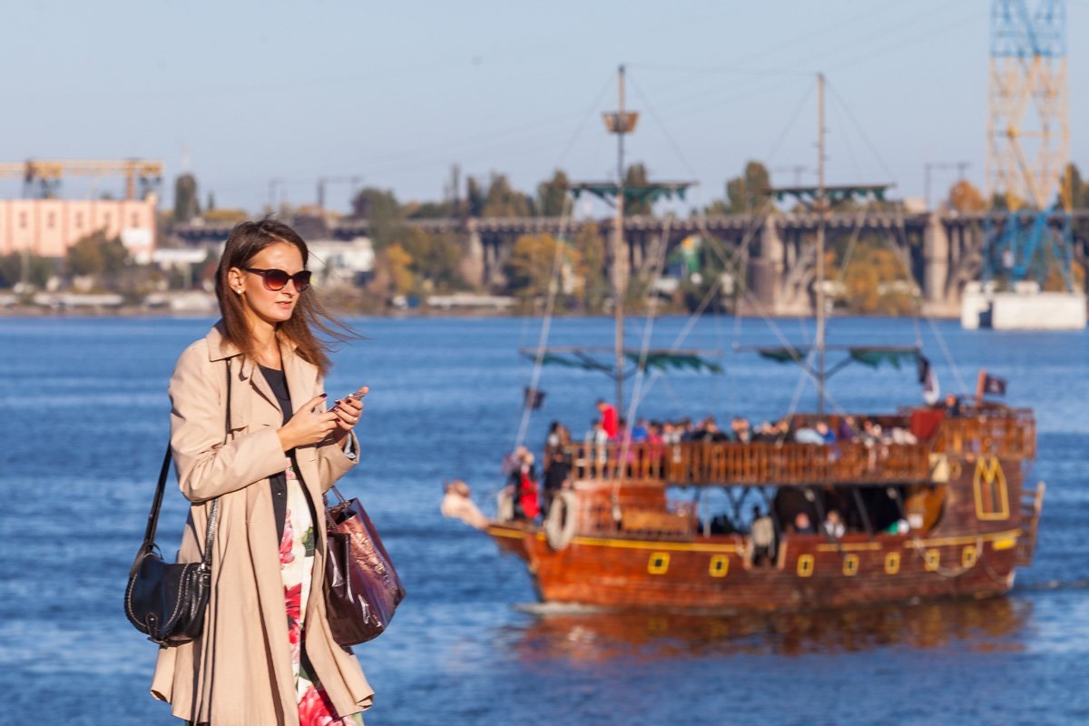 На теп-ло-хо-де музыыыка играет... На теп-ло-хо-де музыыыка играет...