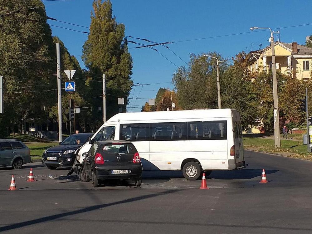 13 октября, около 9:00, на пересечении Макарова и Криворожской столкнулись Nissan и маршрутка 13 октября, около 9:00, на пересечении Макарова и Криворожской столкнулись Nissan и маршрутка