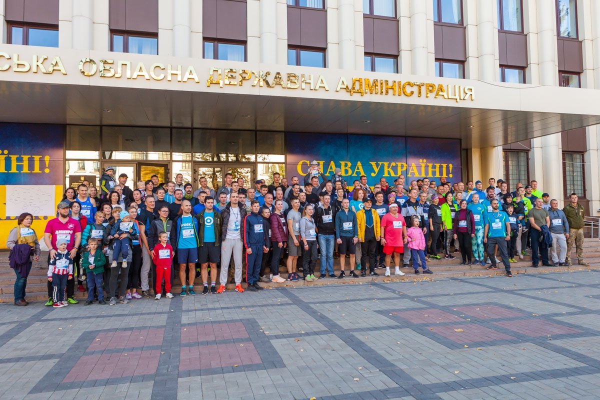 На стенде с плакатом участники оставляли пожелания воинам, после чего плакаты переданы защитникам в зону АТО