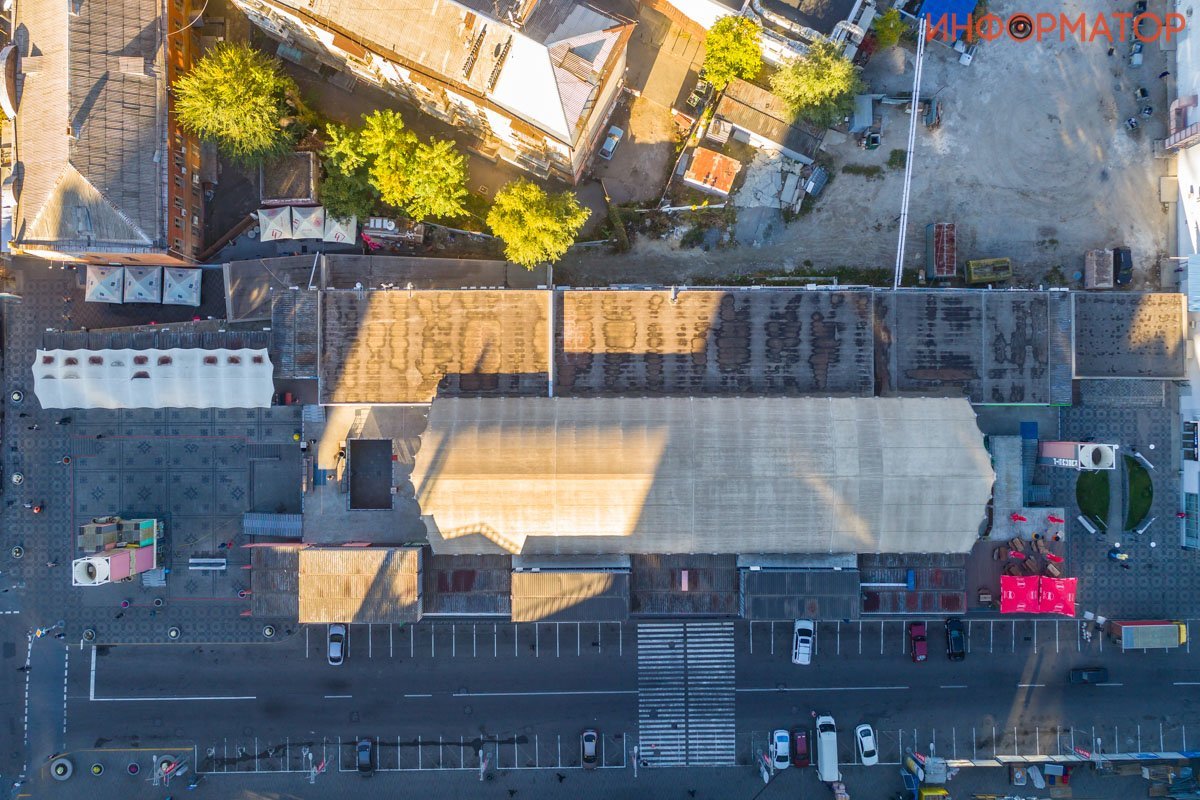 Он полностью построен из морских контейнеров