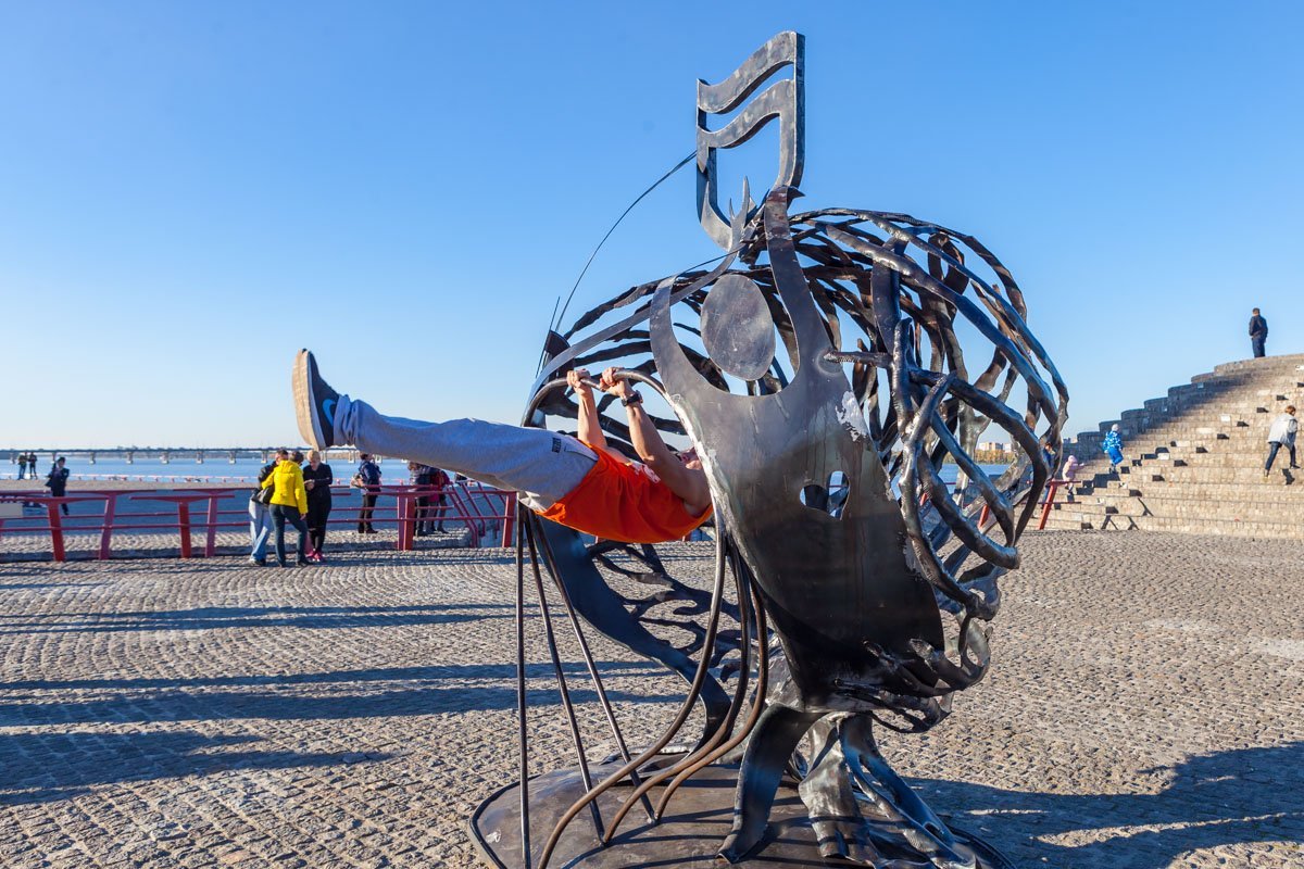 На Фестивальном причале открыли кованный талисман Днепра