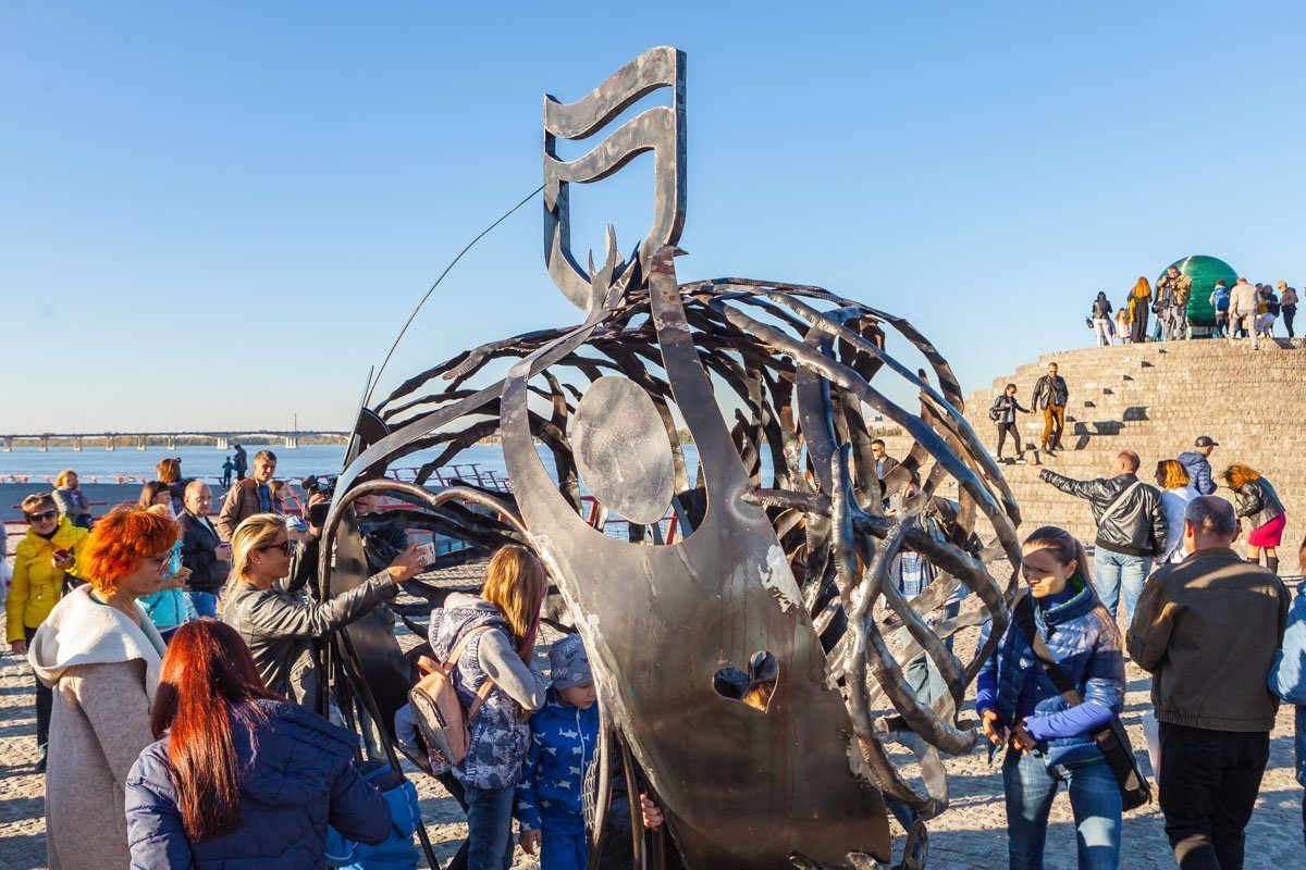 Дети сразу облюбовали скульптуру