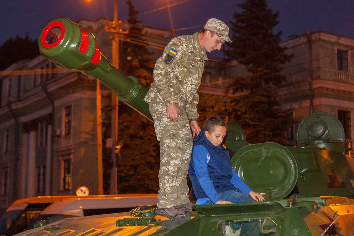 В Днепр завезли военную технику В Днепр завезли военную технику