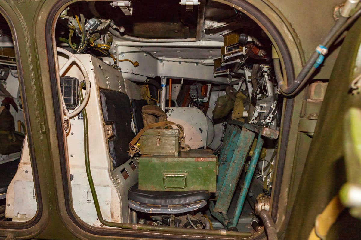 На проспекте Дмитрия Яворницкого возле Исторического музея появилась военная техника На проспекте Дмитрия Яворницкого возле Исторического музея появилась военная техника