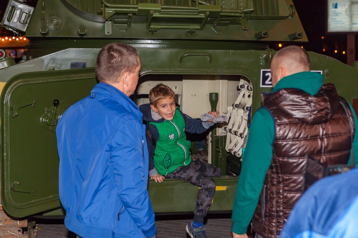 Детям разрешили посмотреть что там внутри Детям разрешили посмотреть что там внутри