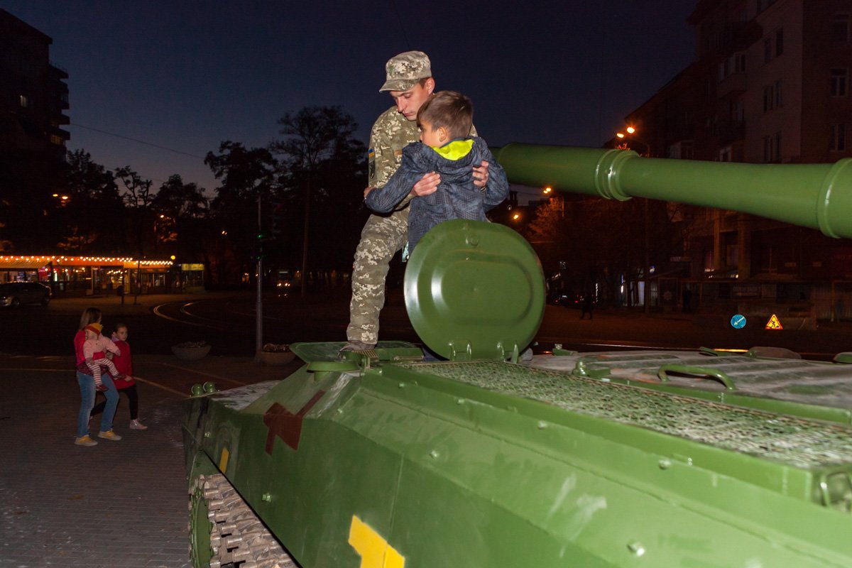 Дети с большим интересом рассматривают технику Дети с большим интересом рассматривают технику