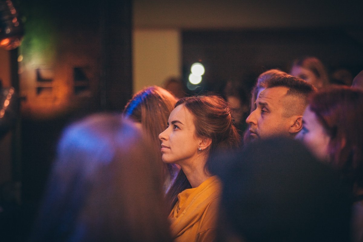 Этот томный взгляд за спиной