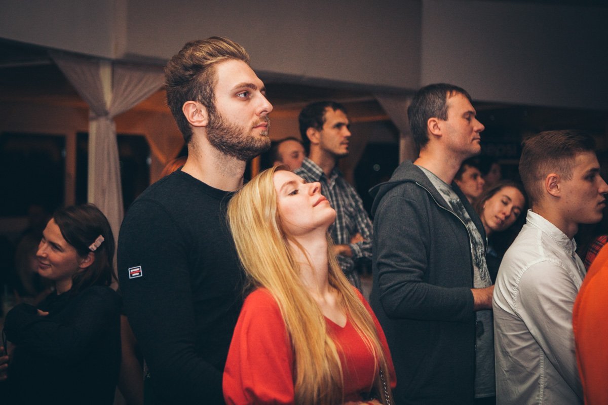 Делай вид что смотришь на сцену