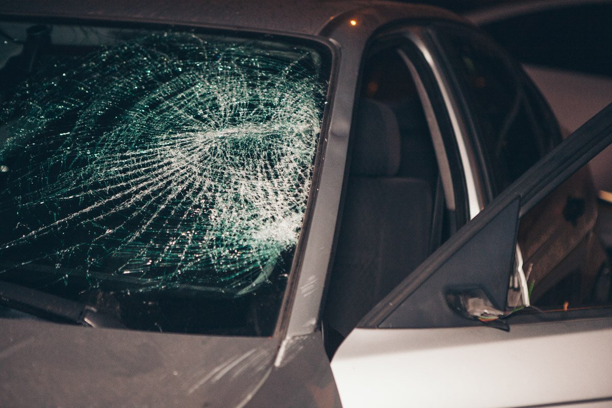 От удара погнулась стойка