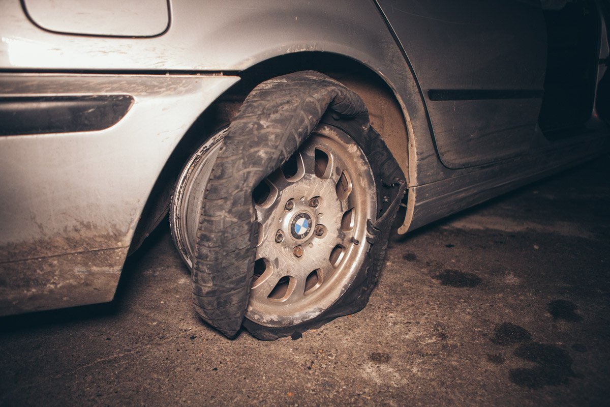 Водитель сбил мужчину на тротуаре